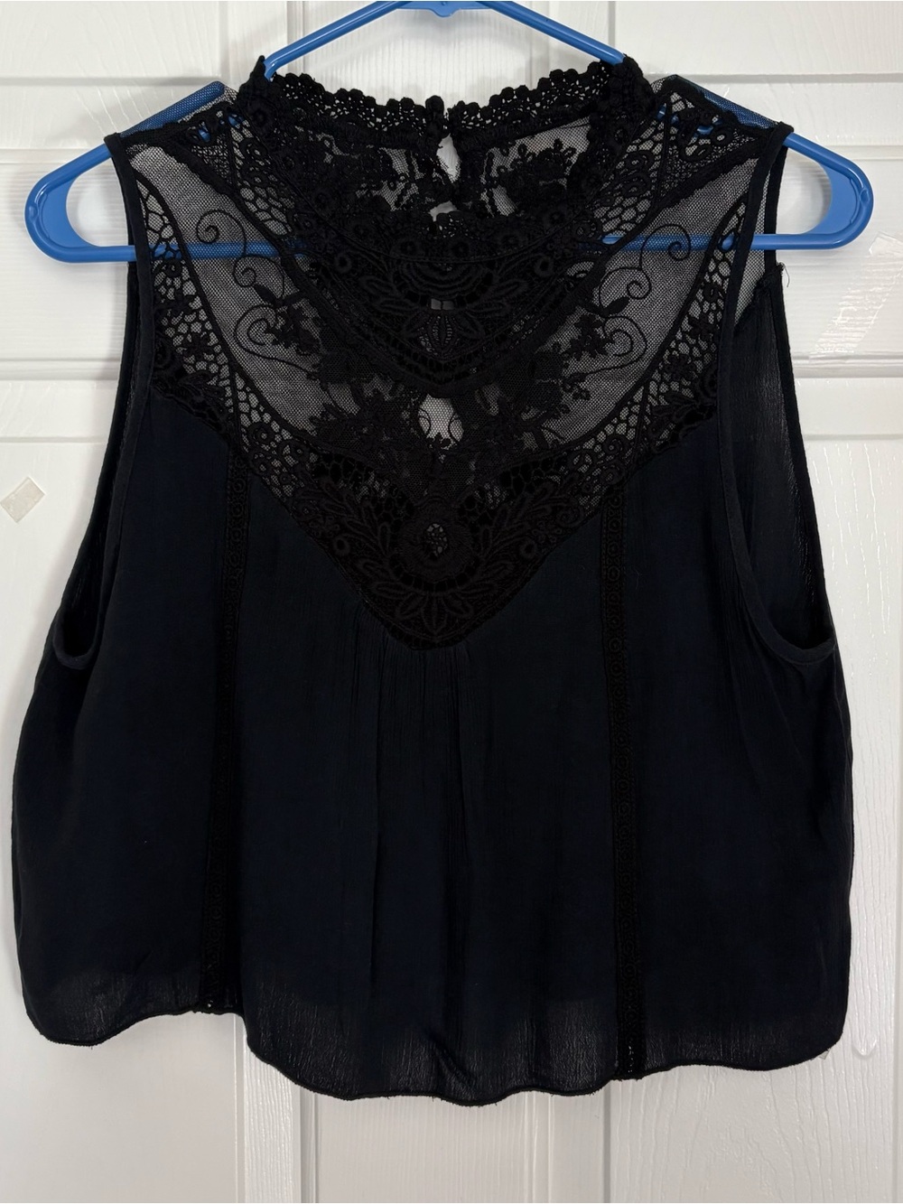 JoyFolie Black Lace Sleeveless Flowy Cropped Blouse 100% Rayon